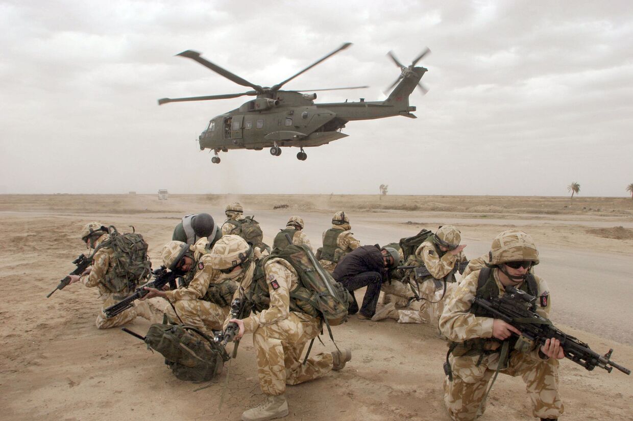 Британские солдаты во время операции по обеспечению безопасности в иракском городе Басре