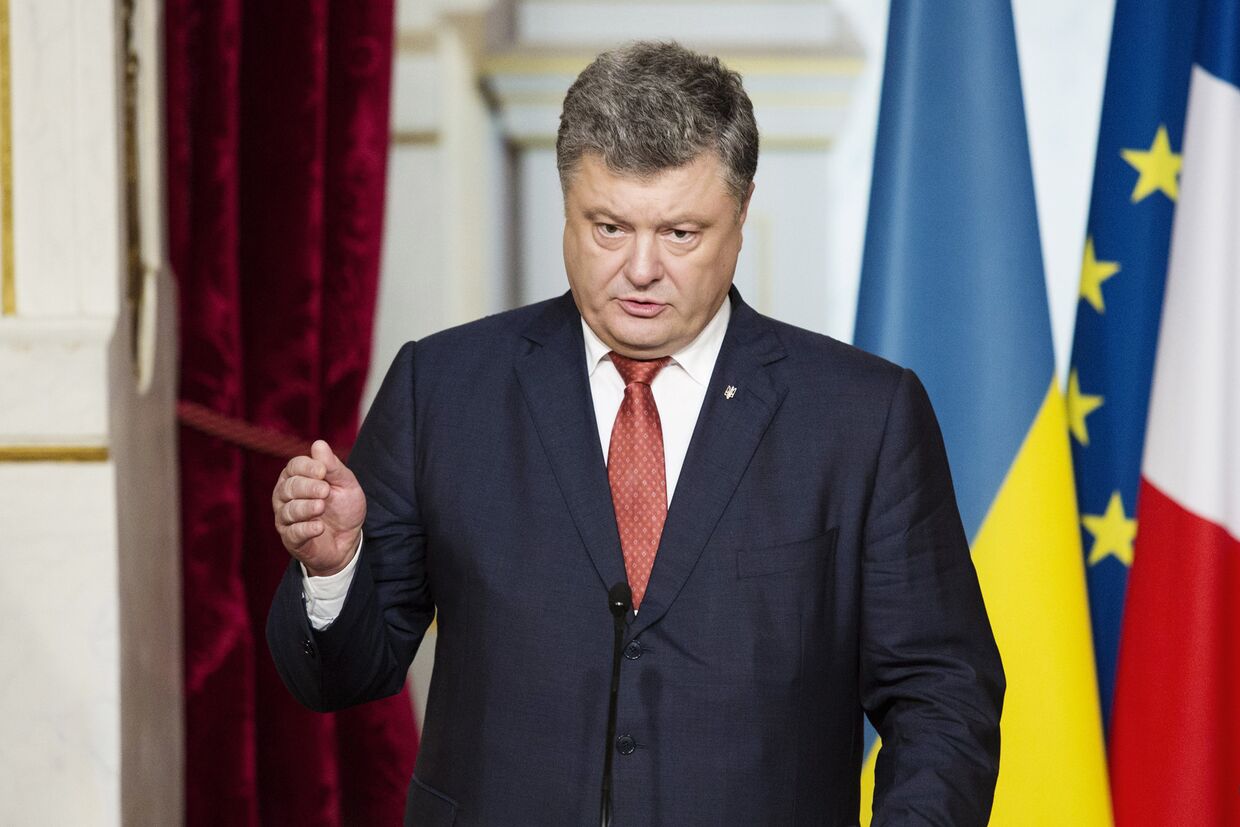Президент Украины Петр Порошенко выступает во время совместной пресс-конференции