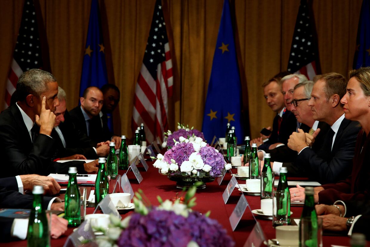 Президент США Барак Обама во время рабочей встречи с президентом Европейской Комиссии Жан-Клодом Юнкером, председателем Европейского совета Дональда Туска представителем Европейского Союза Федерики Могерини на саммите НАТО в Варшаве, Польша.
