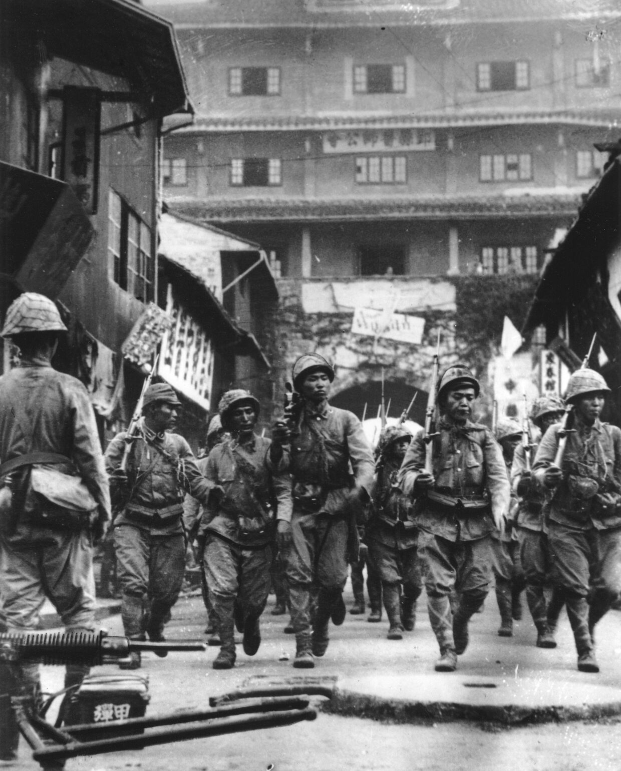 Японские солдаты маршируют в городе Нинбо в Китае