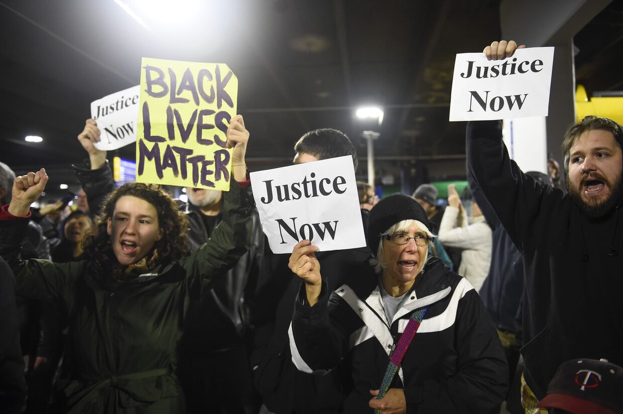 Акция протеста Жизнь чернокожего имеет значение в Миннеаполисе