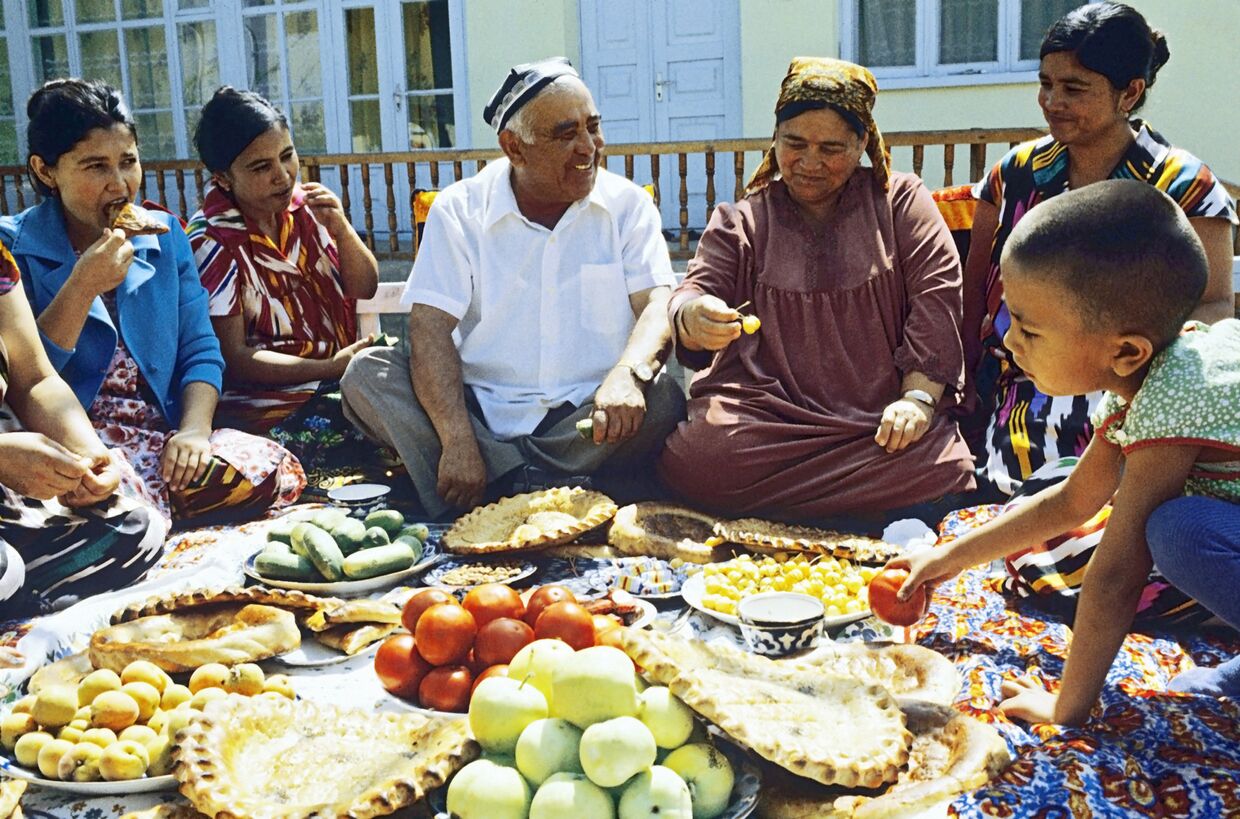 Узбекская семья во время застолья