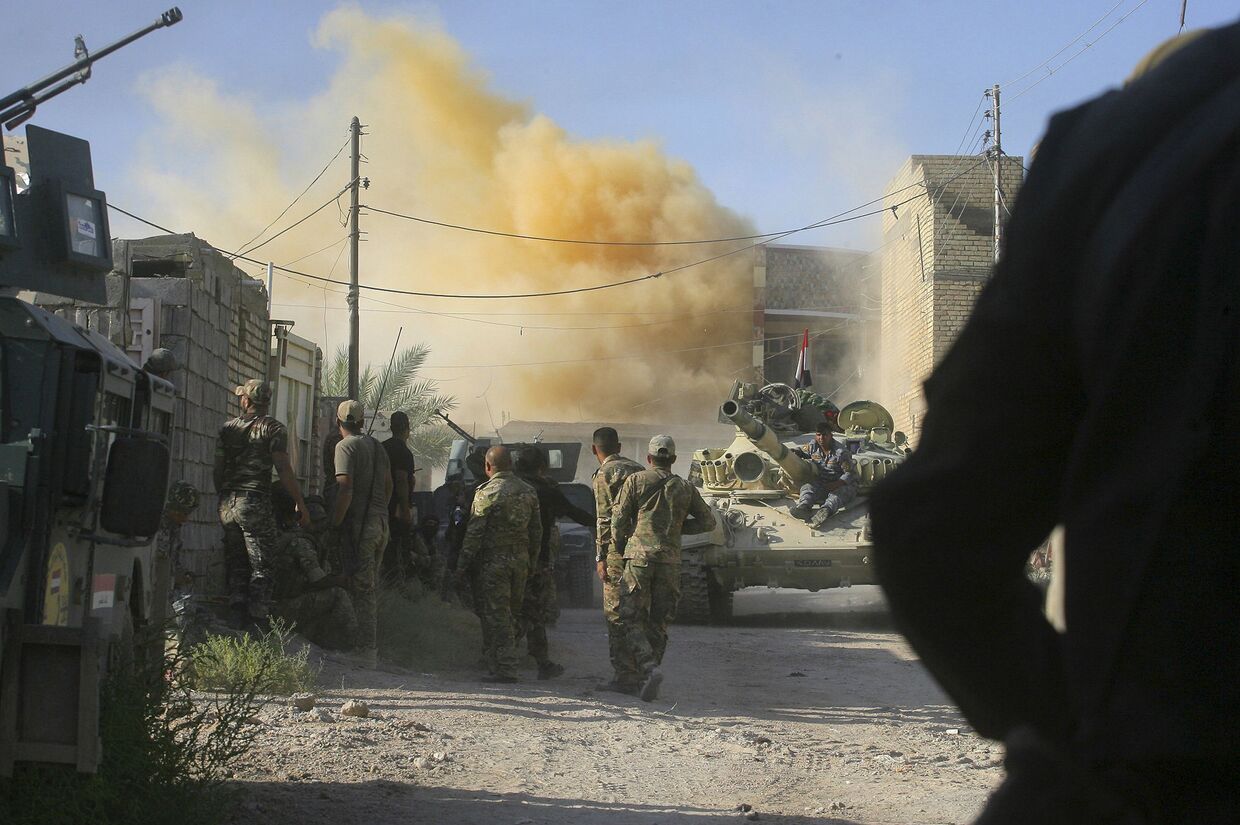 Дым поднимается после авиаудара по позициям ИГИЛ в Эль-Фаллудже, Ирак