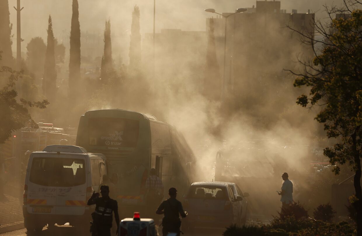 Дым от сгоревшего автобуса после взрыва в Иерусалиме