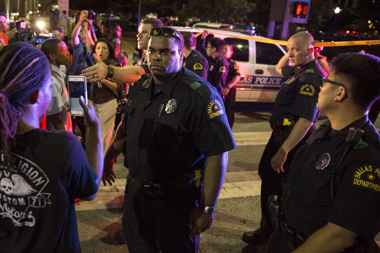 Полицейские и местные жители после стрельбы в центре Далласа