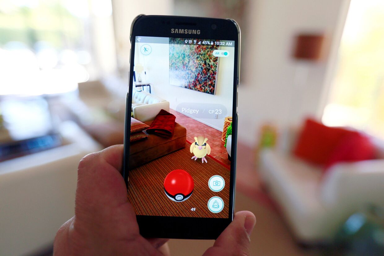 Мобильная игра Pokemon GO на экране смартфона