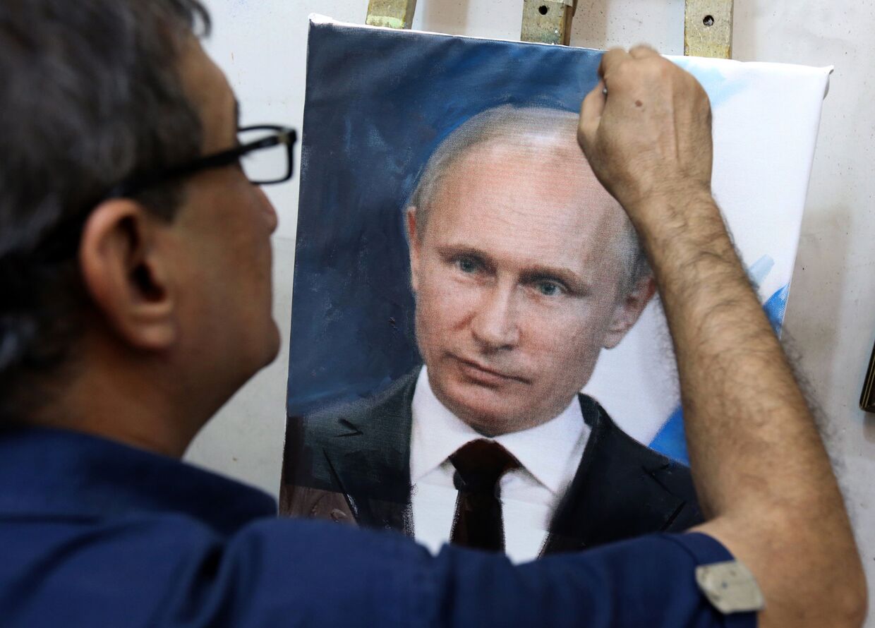 Иракский художник рисует картину президента РФ Владимира Путина