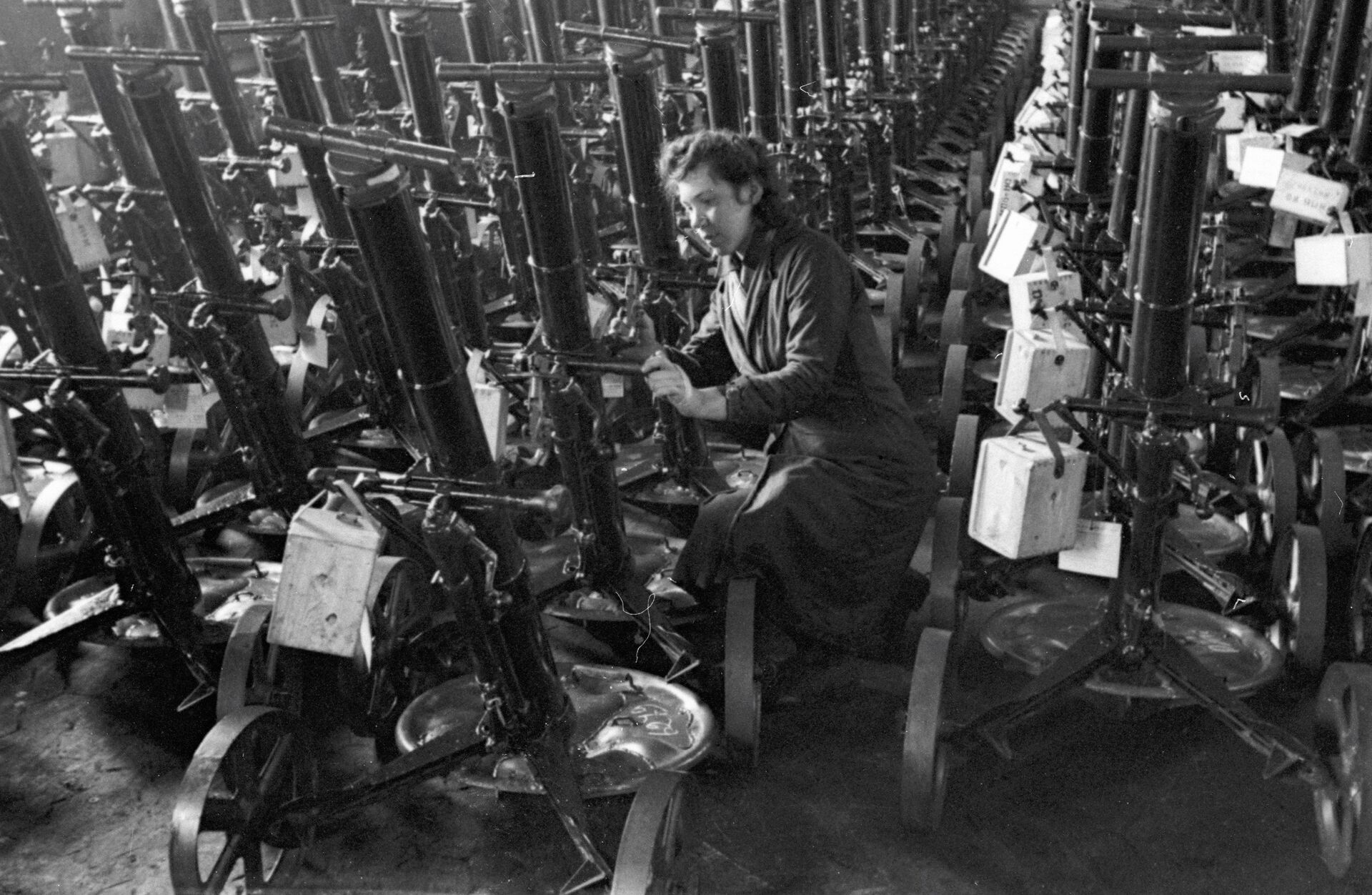 Работница завода подготавливает минометы к отправке на фронт - ИноСМИ, 1920, 12.08.2021