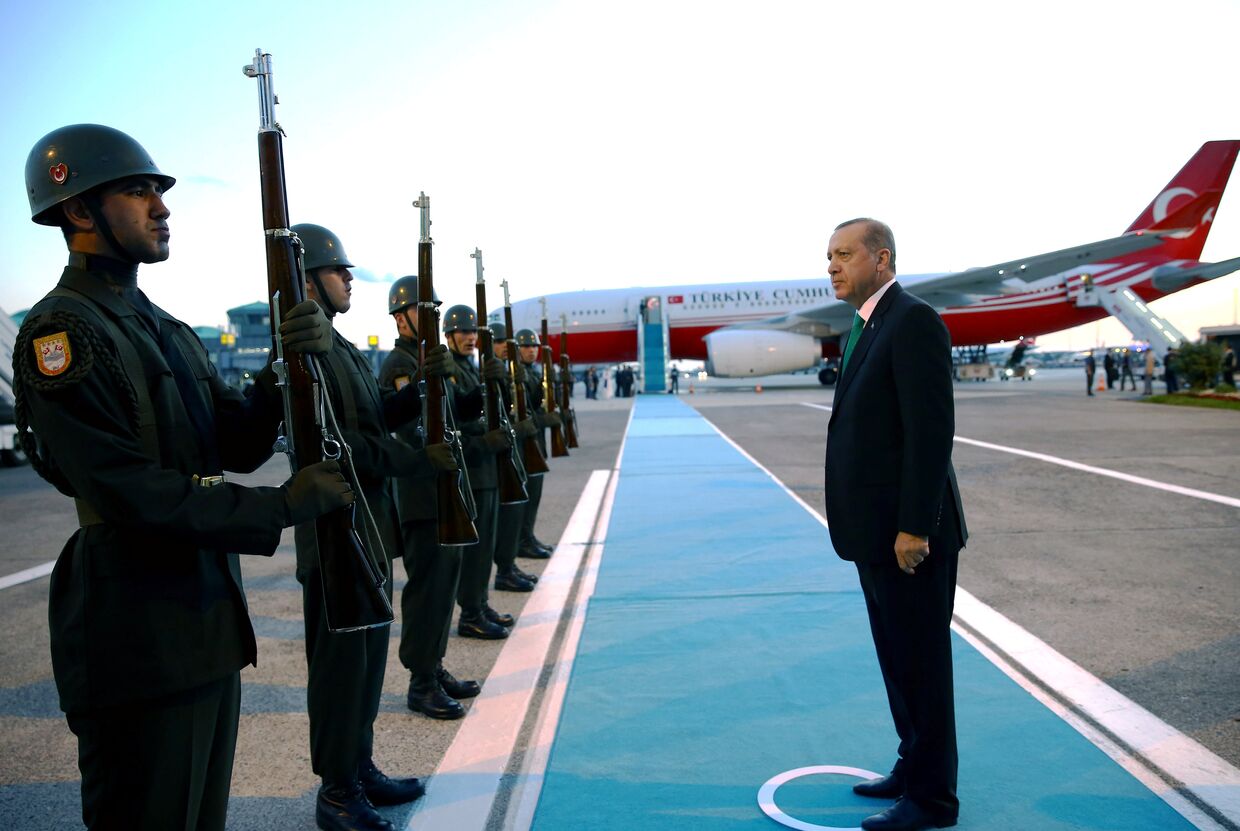 Президент Турции Реджеп Тайип Эрдоган в аэропорту Стамбула перед вылетом на саммит НАТО в Варшаву