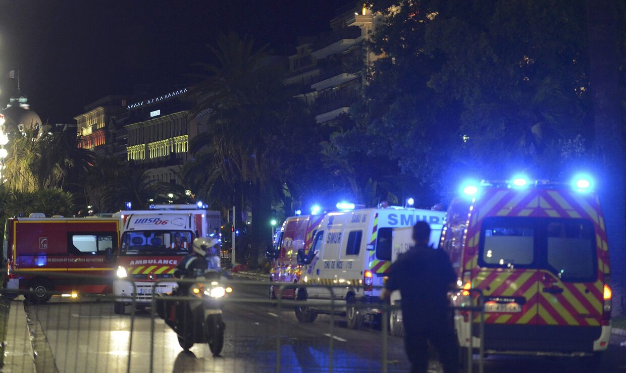 В Ницце террорист на грузовом автомобиле въехал в толпу людей