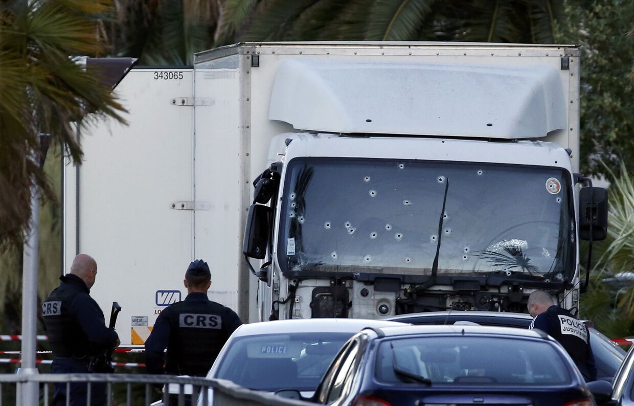 Полиция у грузовика, на котором совершили теракт в Ницце