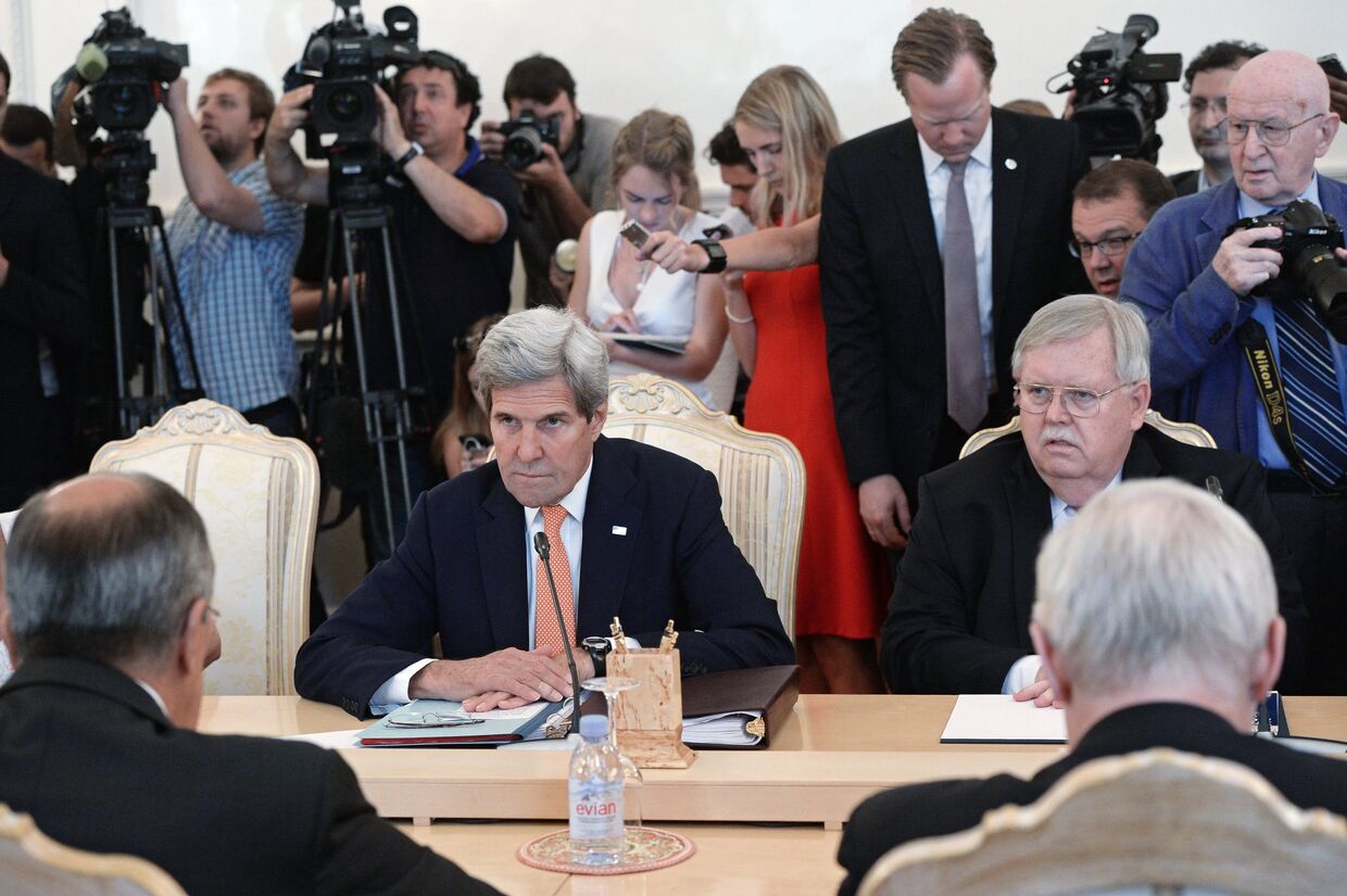 Государственный секретарь США Джон Керри во время встречи с министром иностранных дел РФ Сергеем Лавровым в Москве