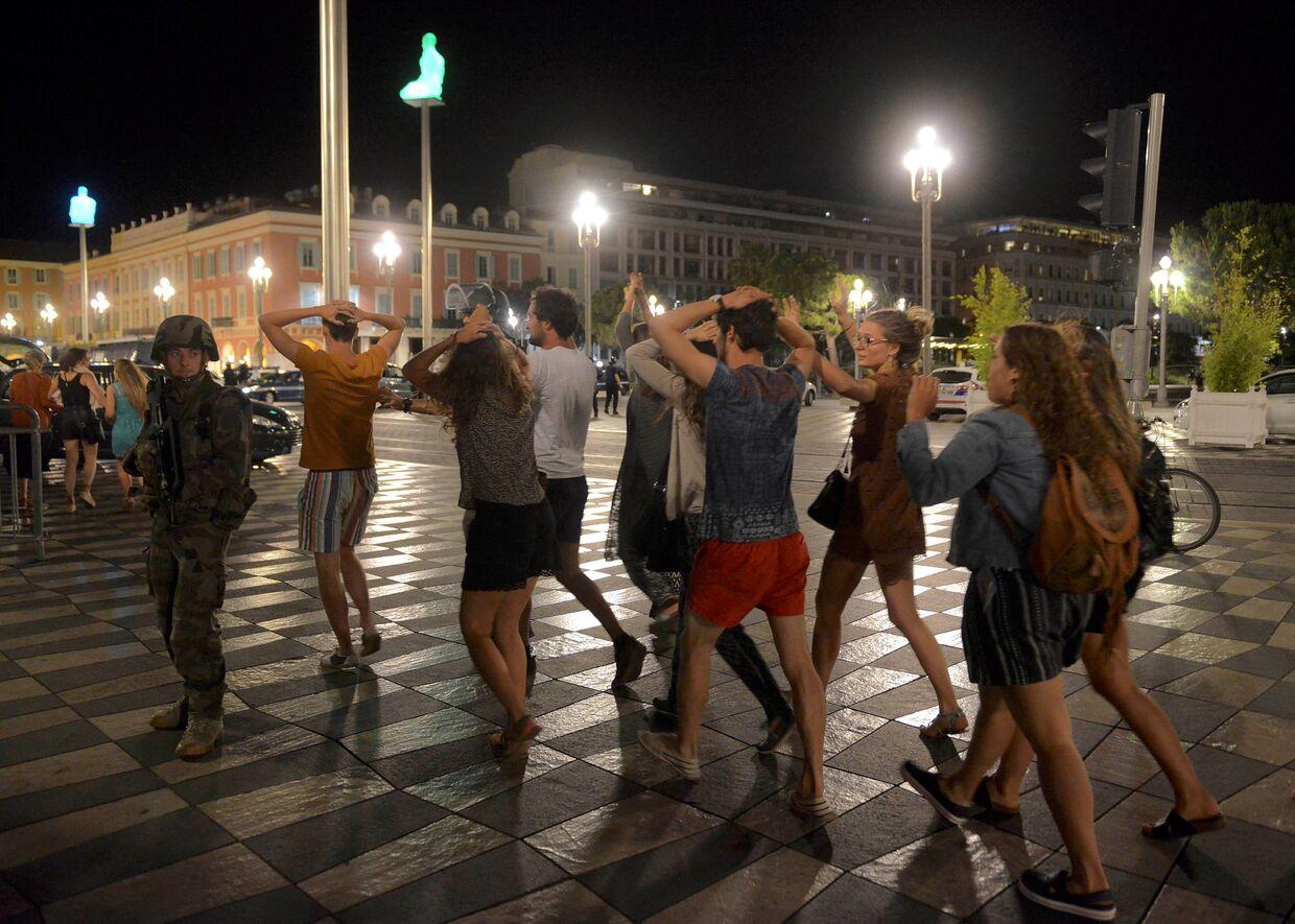 Полиция и местные жители на месте теракта в Ницце