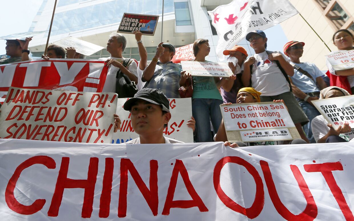 Протестующие возле китайского консульства в Макати