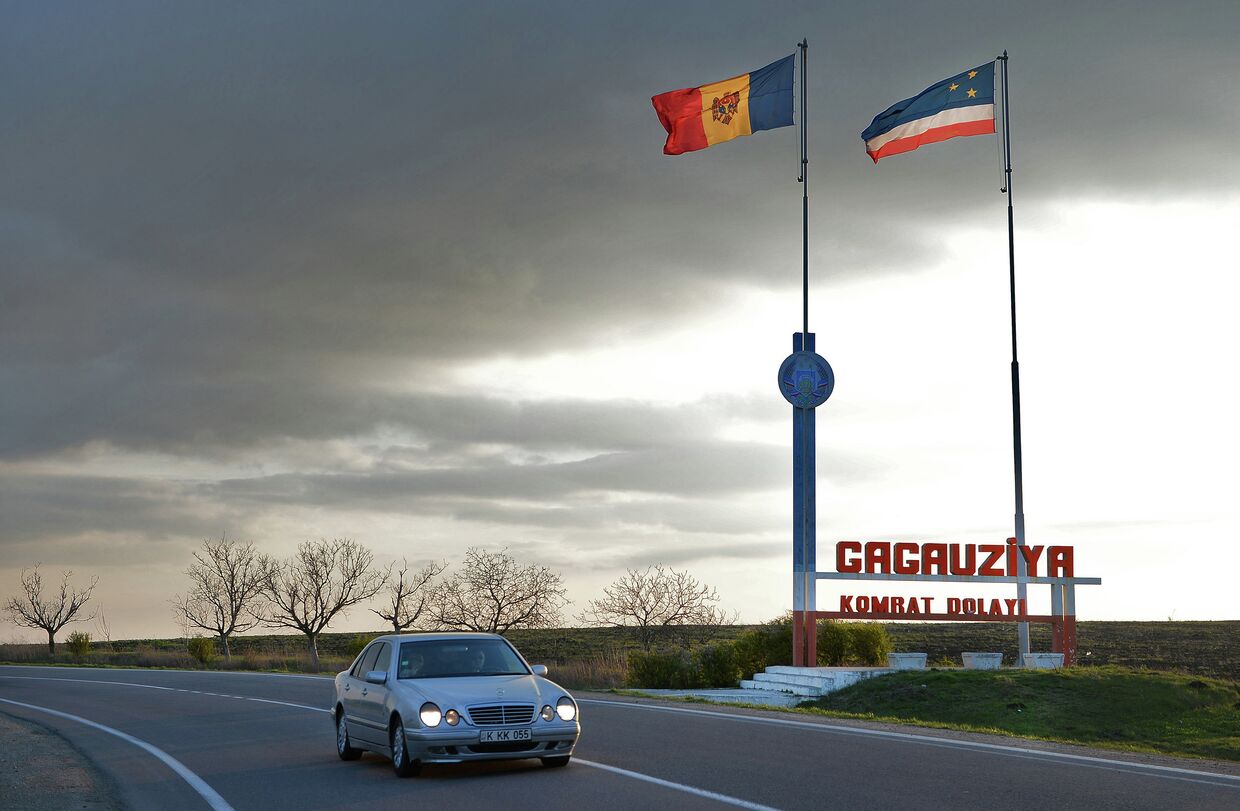 Флаги Молдавии и Гагаузии на въезде в Гагаузскую автономию