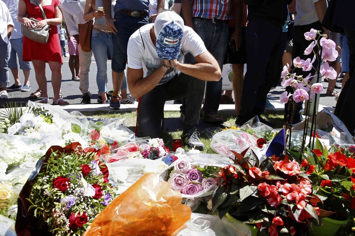 Люди скорбят о жертвах теракта в Ницце, Франция