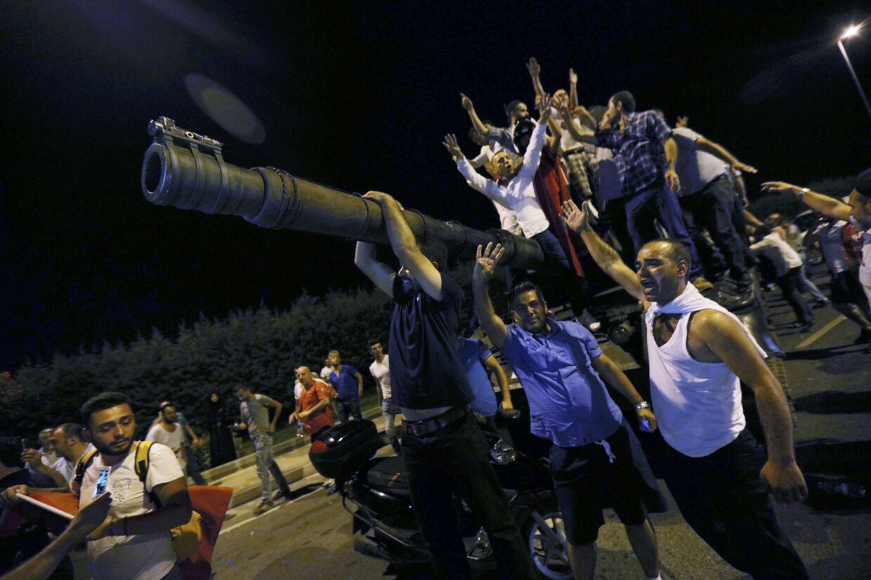 Люди на танке в Анкаре, Турция