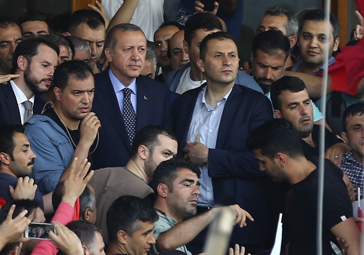 Президент Турции Реджеп Эдоган в окружении сторонников в аэропорту в Стамбуле. 16 июля 2016