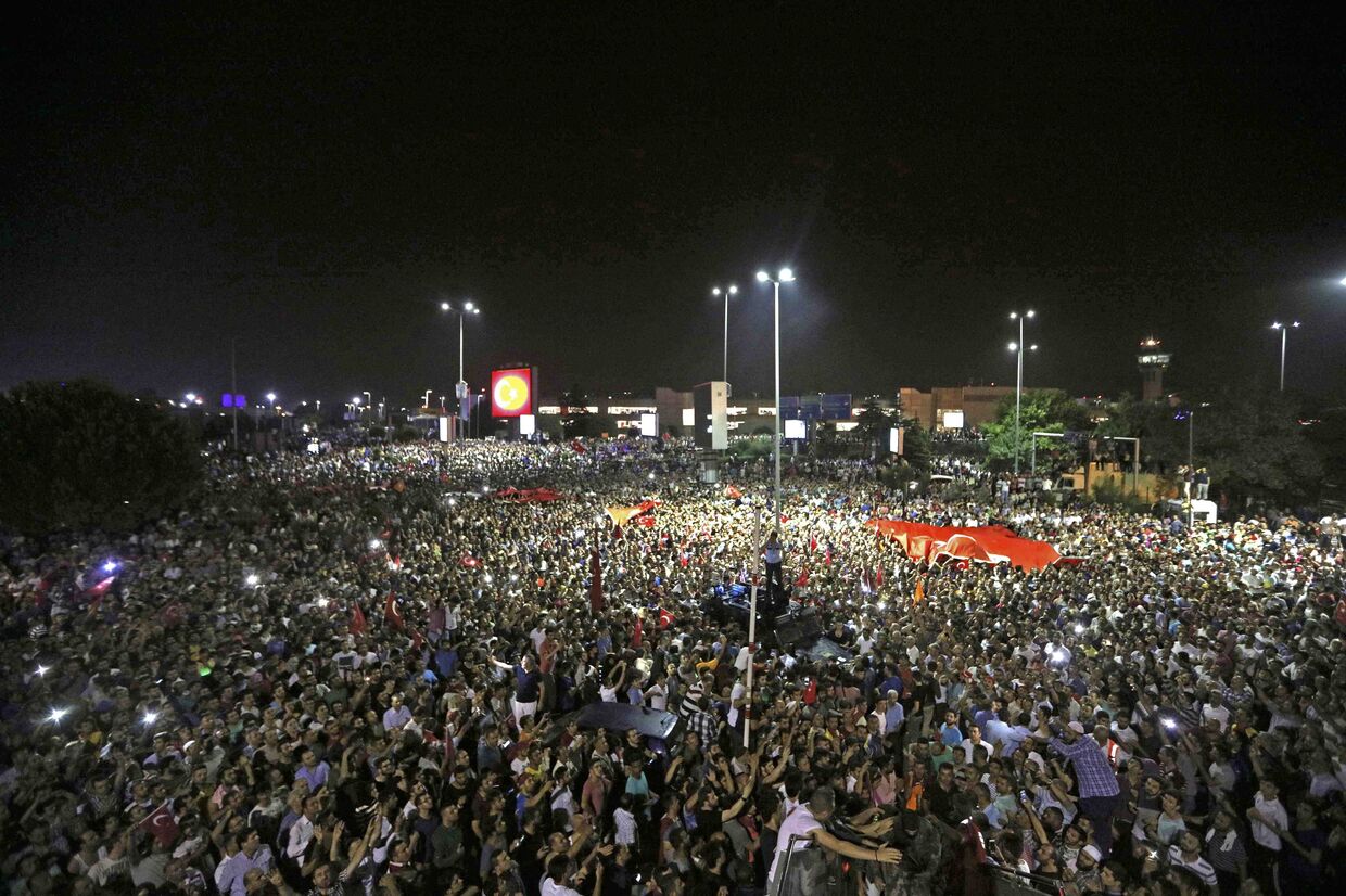 Демонстрация возле аэропорта Ататюрка в Стамбуле, Турция