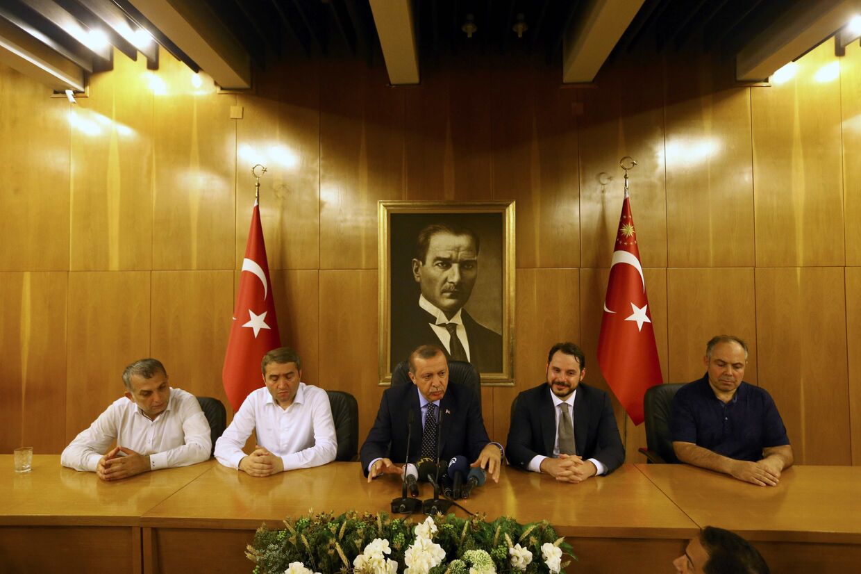 Президент Турции Реджеп Эрдоган на экстренной пресс-конференции. 16 июля 2016