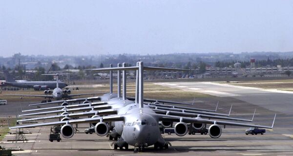 Военно-транспортные самолеты С-17 Globemaster III на авиабазе Инджирлик в Турции Военно-транспортные самолеты С-17 Globemaster III на авиабазе Инджирлик в Турции