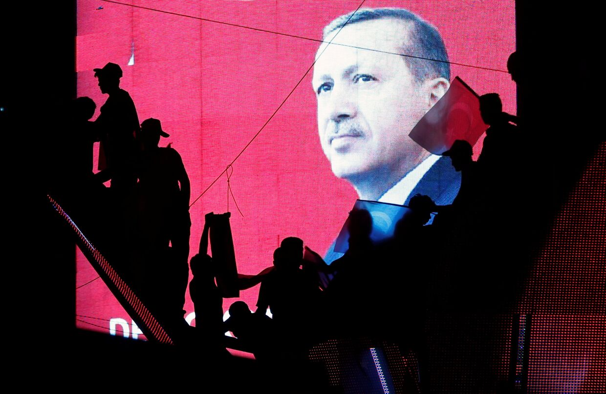 Сторонники президента Турции Тайипа Эрдогана во время проправительственной демонстрации в Анкаре