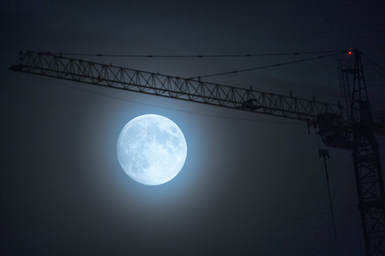 Луна над «Акватик-центром» в Лондоне
