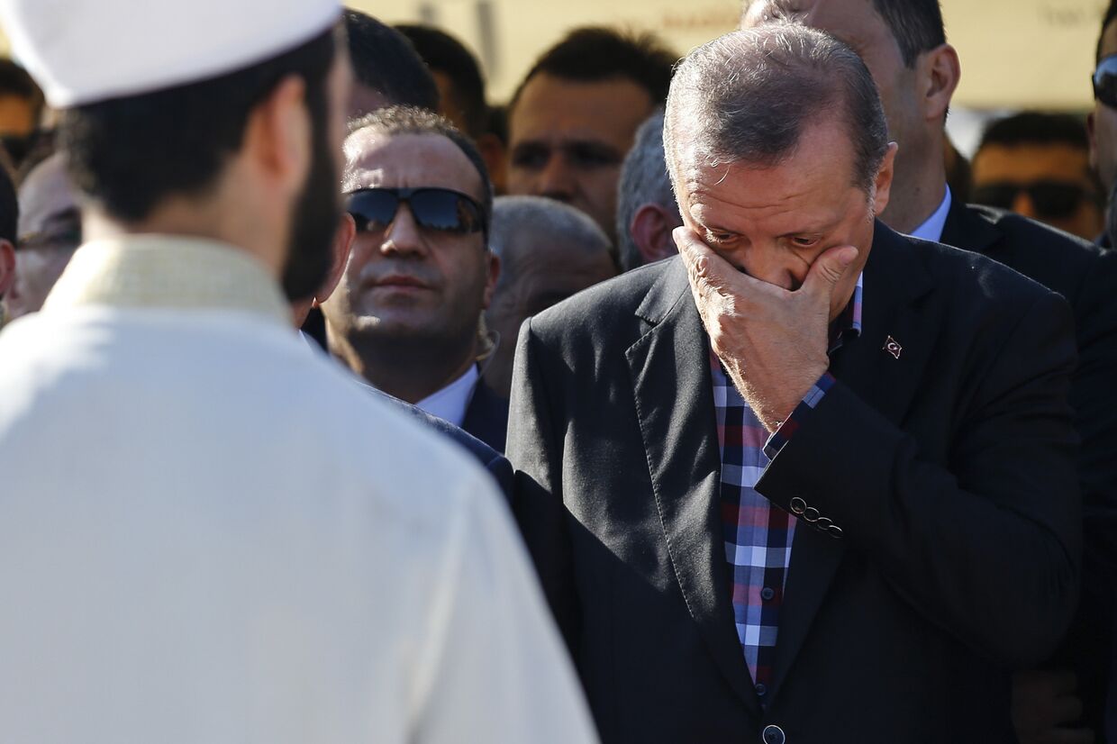 Президент Турции Реджеп Тайип Эрдоган во время похорон погибших в результате попытки военного переворота