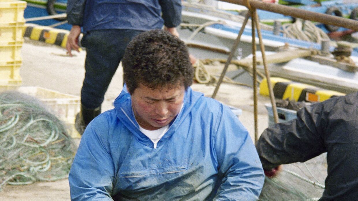 Рыбаки в порту города Немуро на острове Хоккайдо