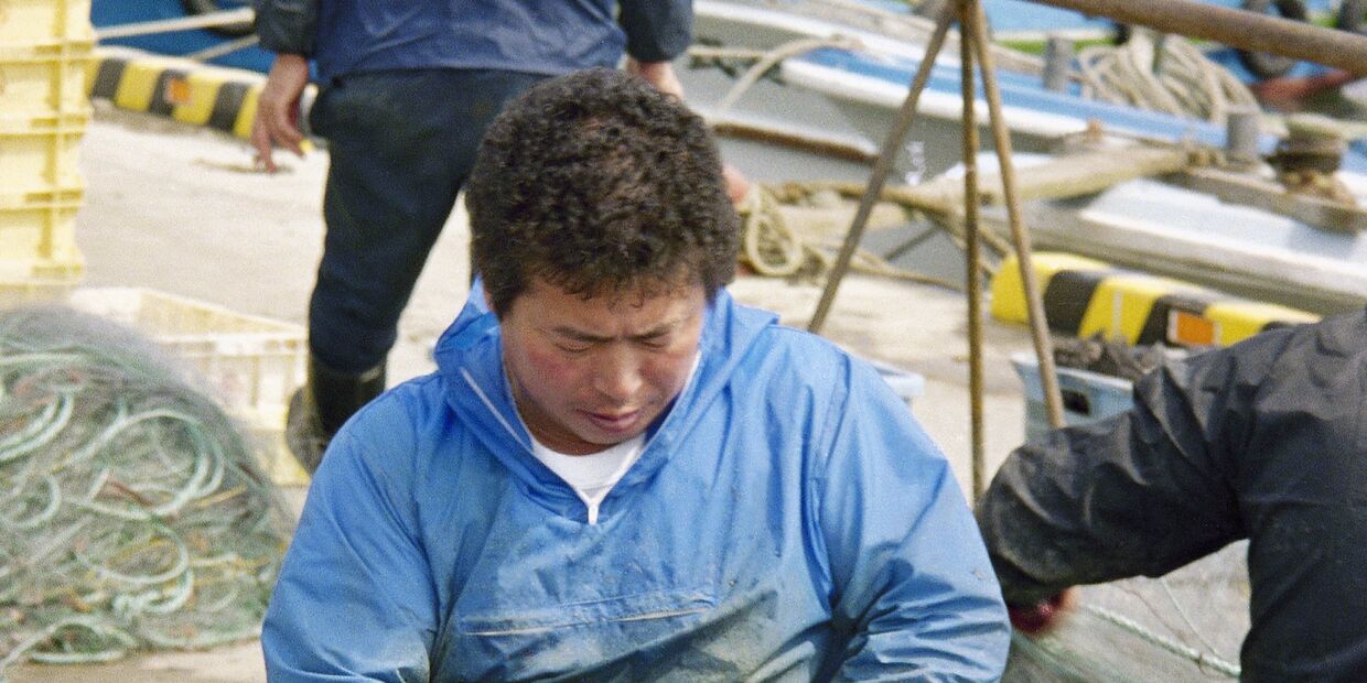 Рыбаки в порту города Немуро на острове Хоккайдо