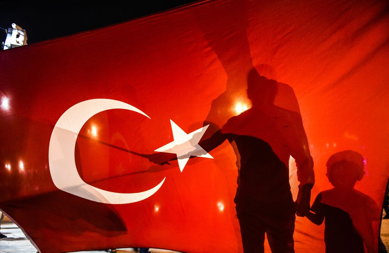 Демонстрация сторонников президента Турции Тайипа Эрдогана на площади Таксим
