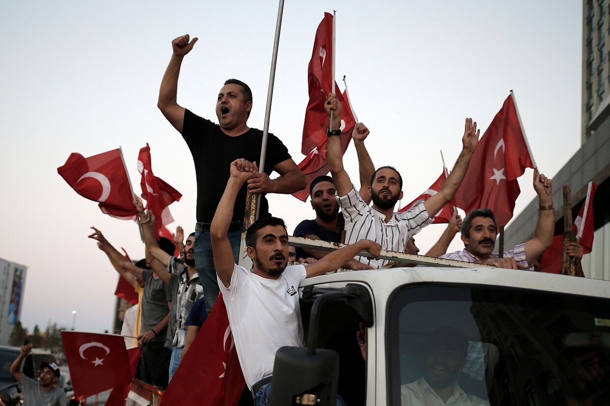 Сторонники президента Турции Тайипа Эрдогана в Стамбуле