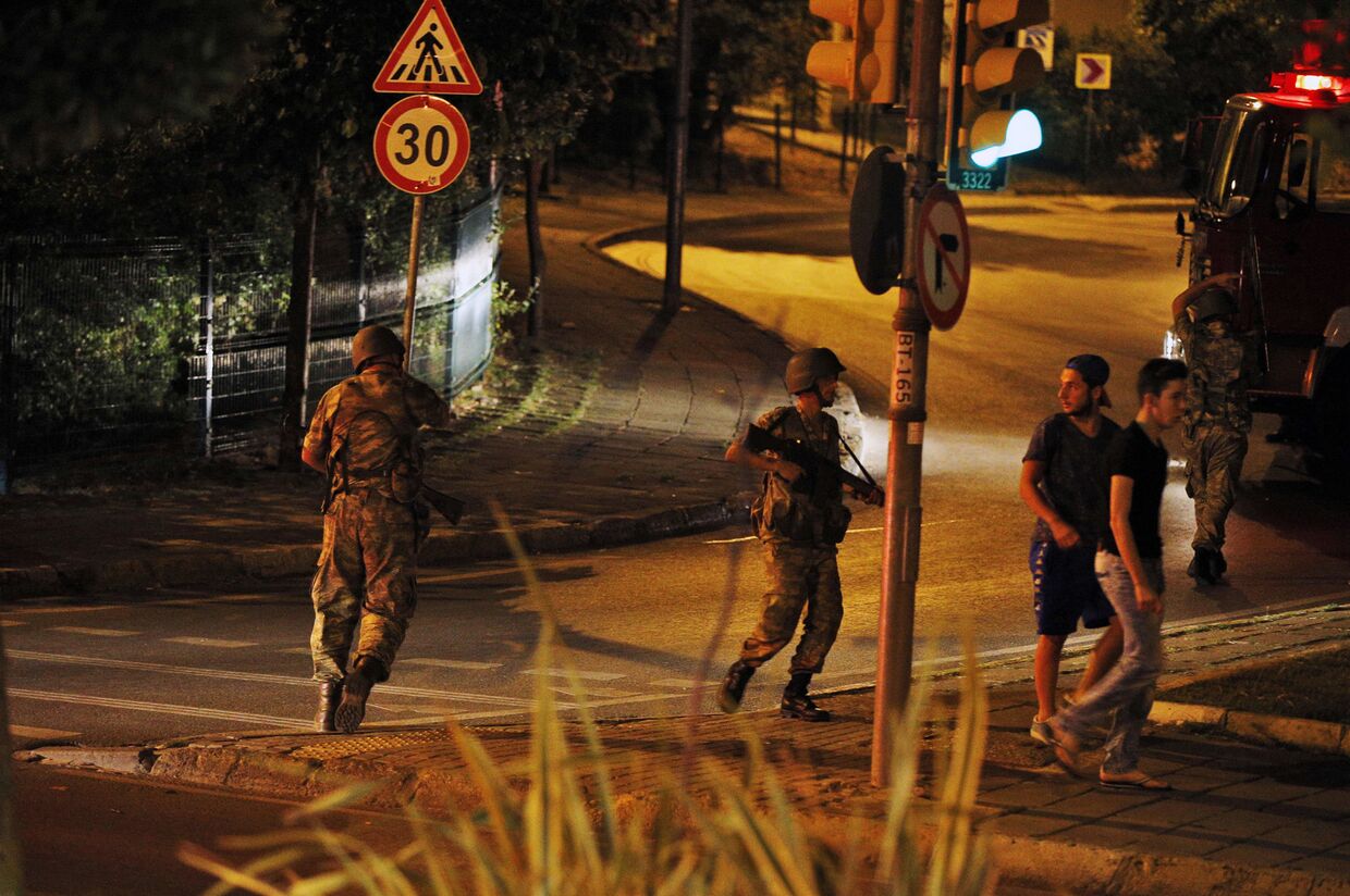 Турецкие солдаты в азиатской части Стамбула