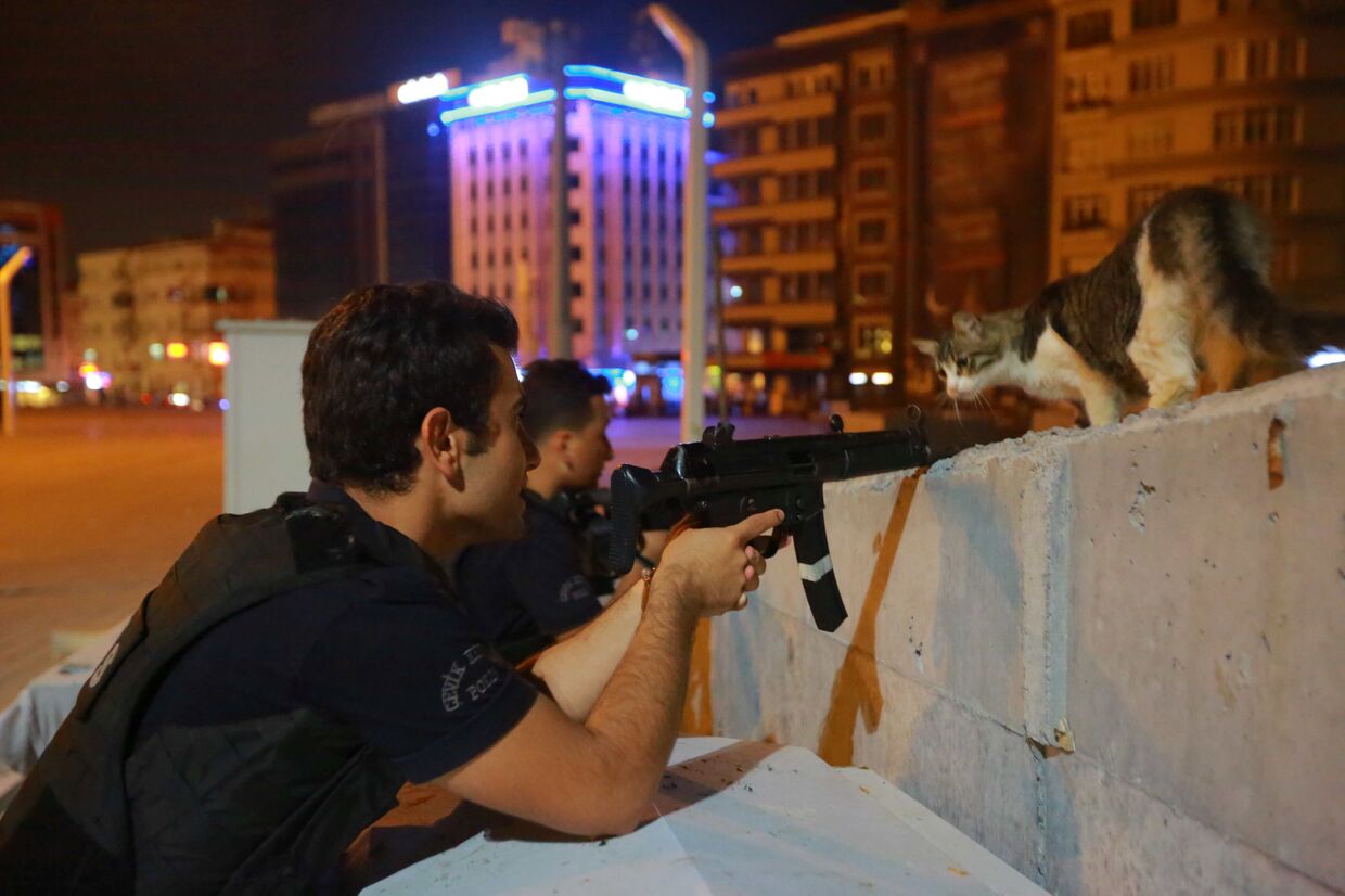 Вооруженные сотрудники полиции в Стамбуле, Турция