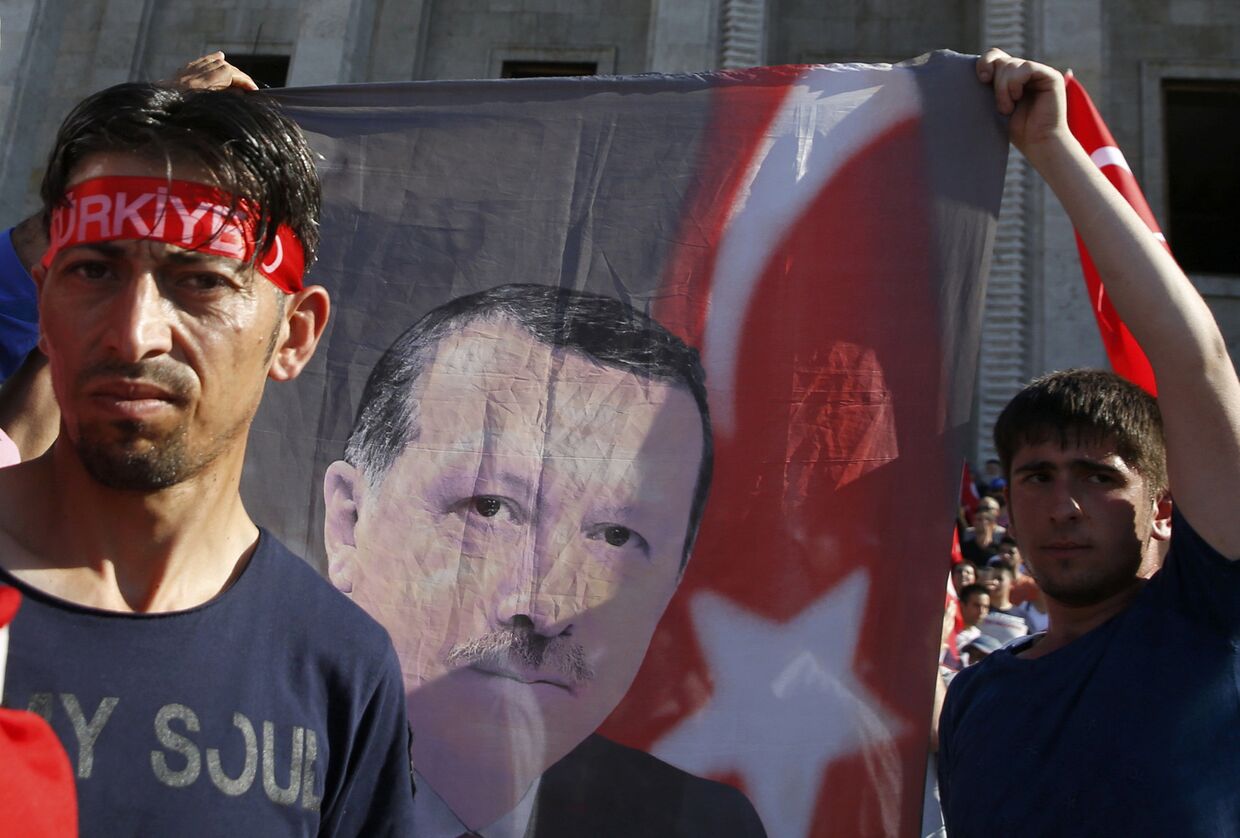Сторонники президента Турции Тайипа Эрдогана возле здания парламента в Анкаре
