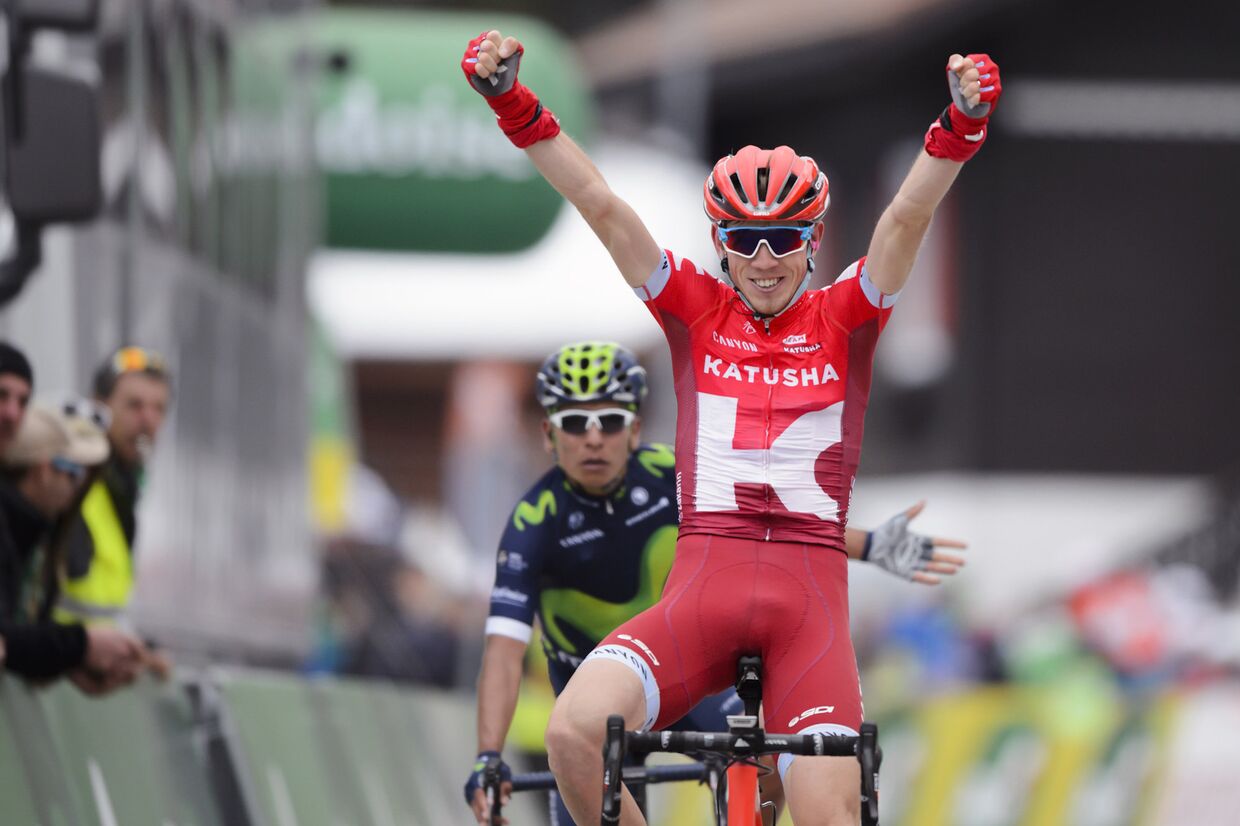 Россиянин Ильнур Закарин празднует победу в конце второго этапа Тур Романдии в Моржен