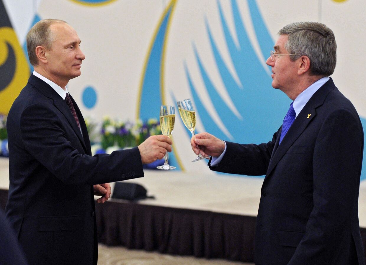 Президент России Владимир Путин и президент МОК Томас Бах