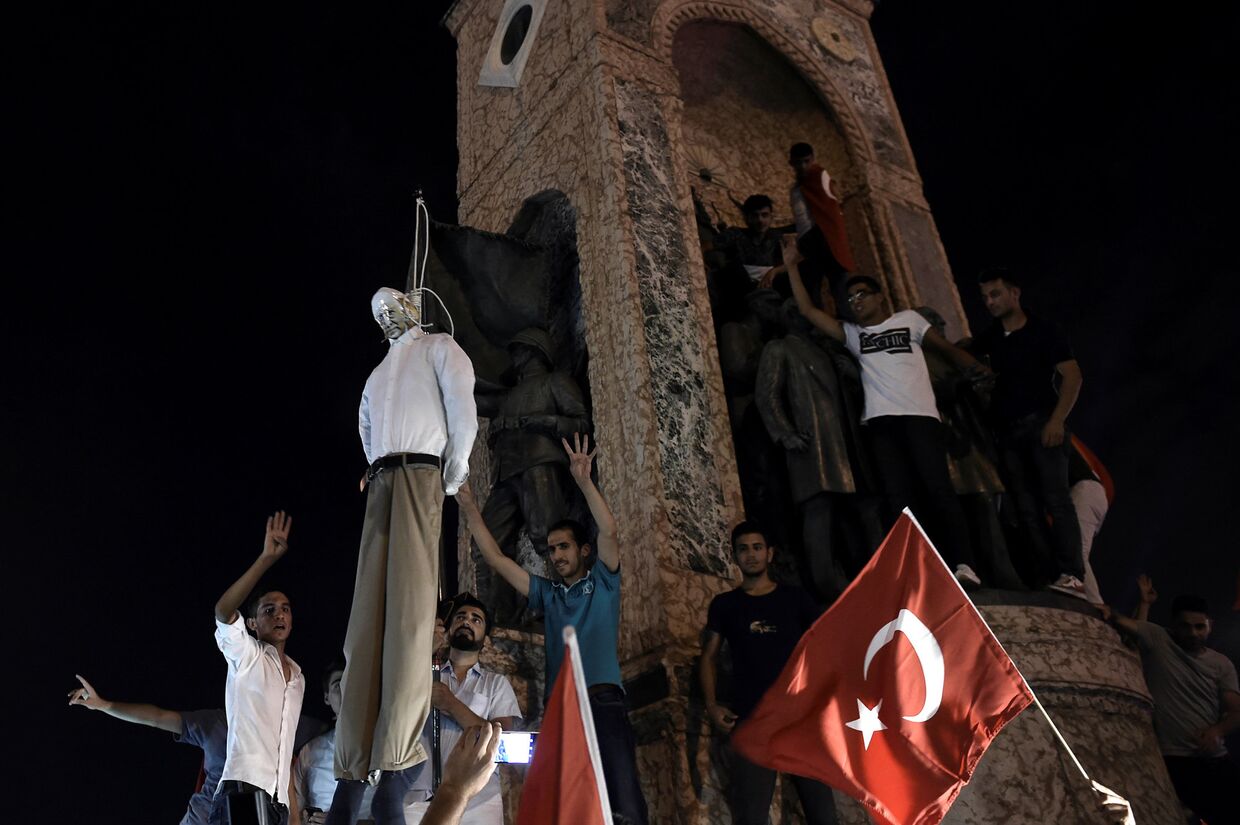 Митинг сторонников президента Турции Тайипа Эрдогана на площади Таксим