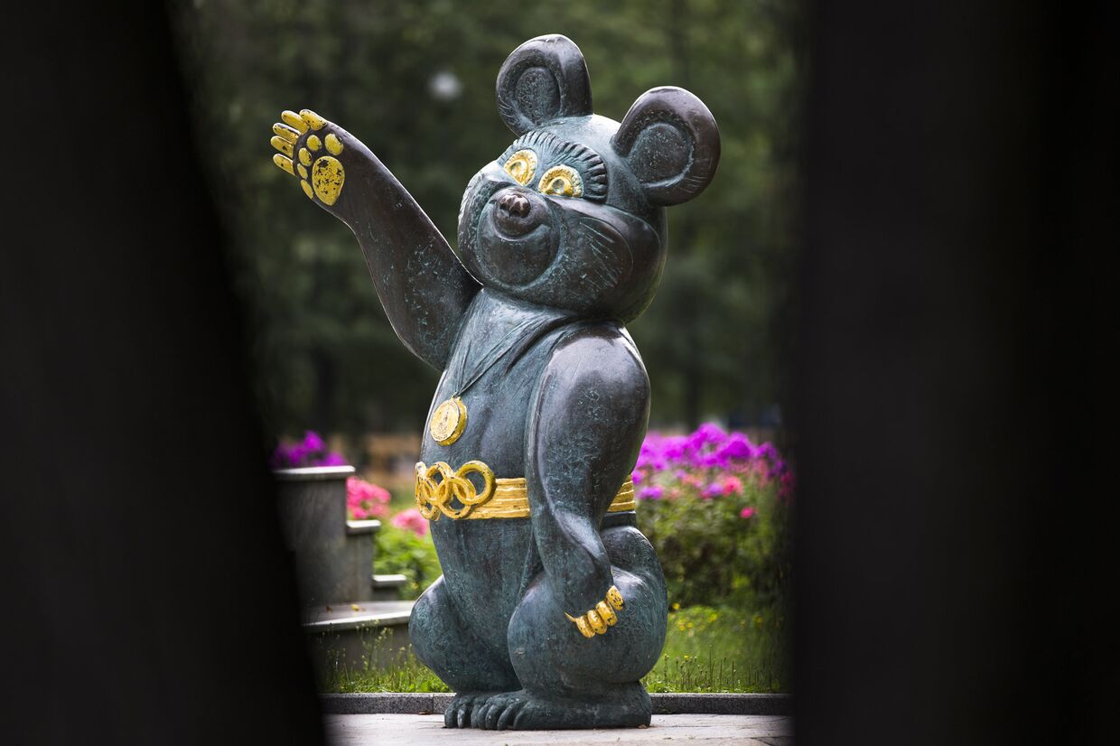 Памятник талисману Московской олимпиады 1980 года в Москве