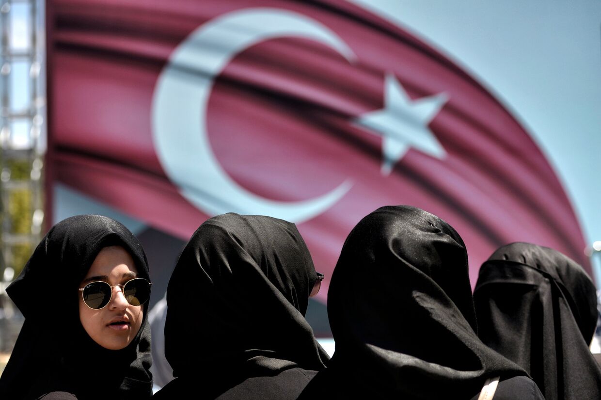 Женщины на демонстрации в поддержку президента Турции Тайипа Эрдогана в Стамбуле