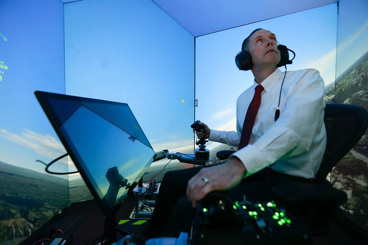 Полковник ВВС США в отставке Джин Ли принимает участие в имитации воздушного боя против искусственного интеллекта