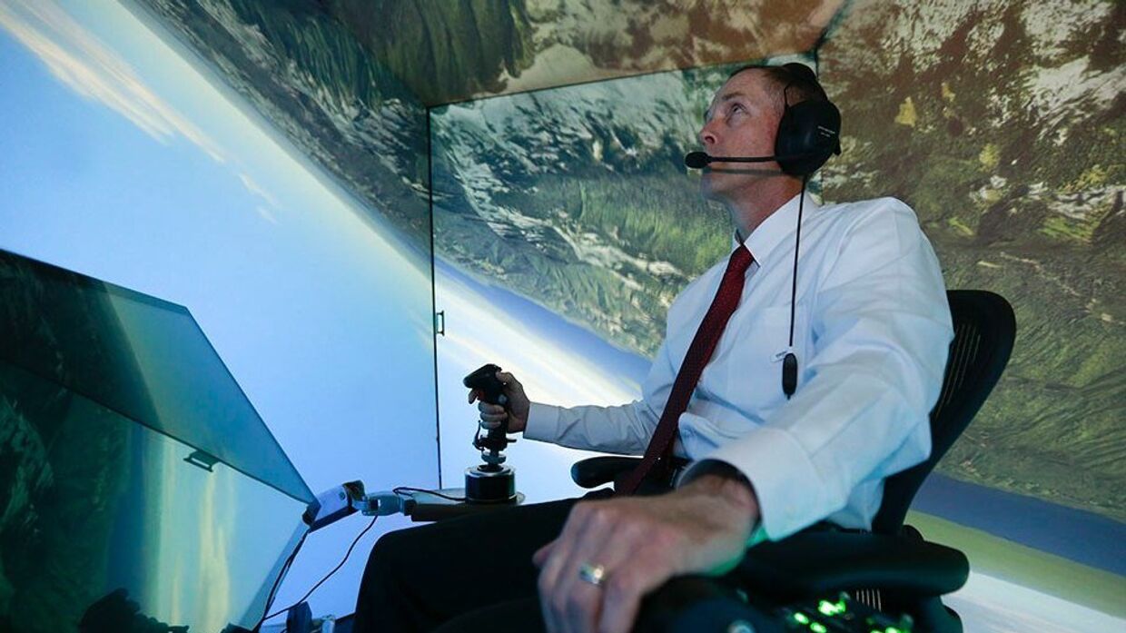 Полковник ВВС США в отставке Джин Ли принимает участие в имитации воздушного боя против искусственного интеллекта