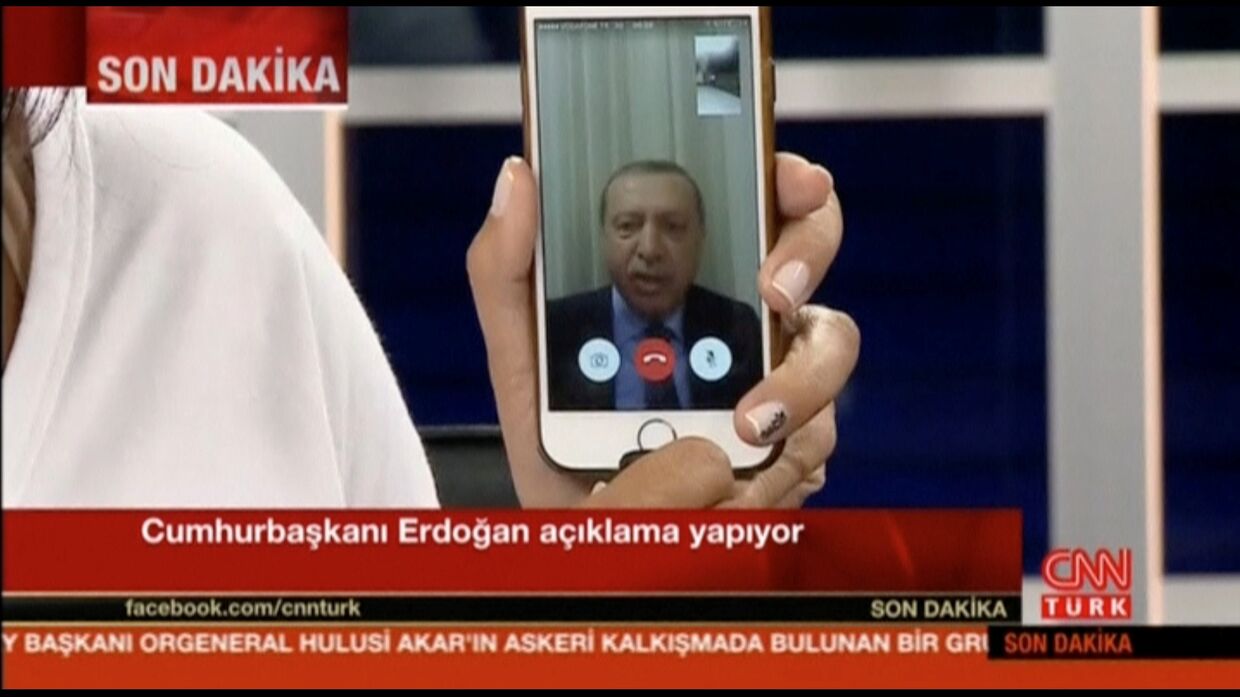 Обращение президента Турции Тайипа Эрдогана через мобильное приложение Facetime для смартфона