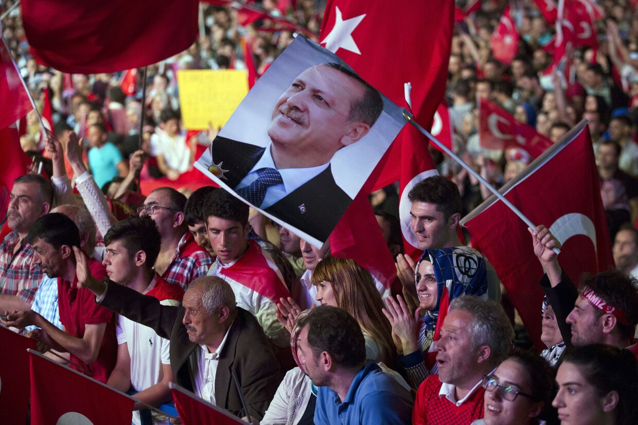 Сторонники президента Турции Тайипа Эрдогана во время митинга на площади Таксим