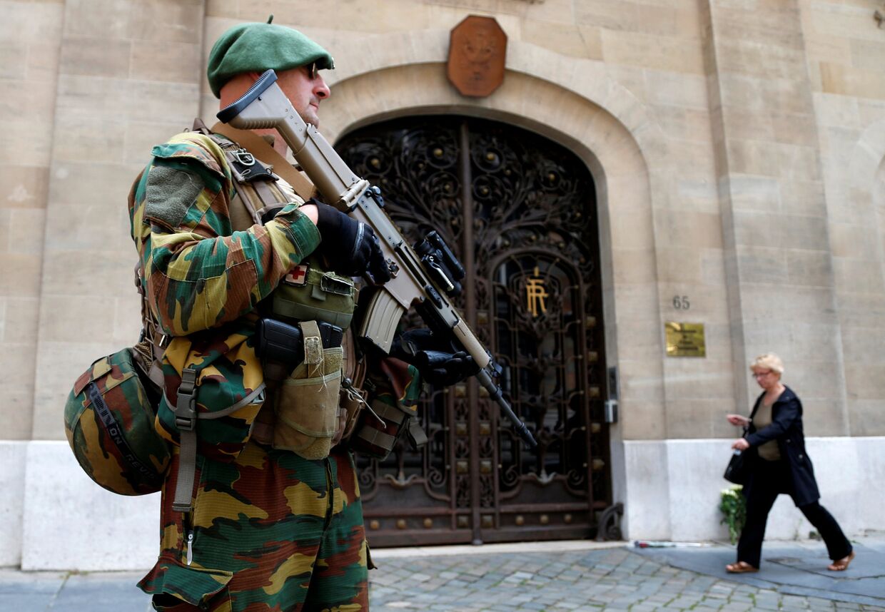 Солдат перед посольством Франции в Брюсселе