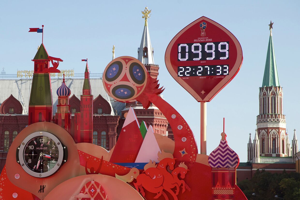 Часы обратного отсчета до старта ЧМ-2018 по футболу в Москве