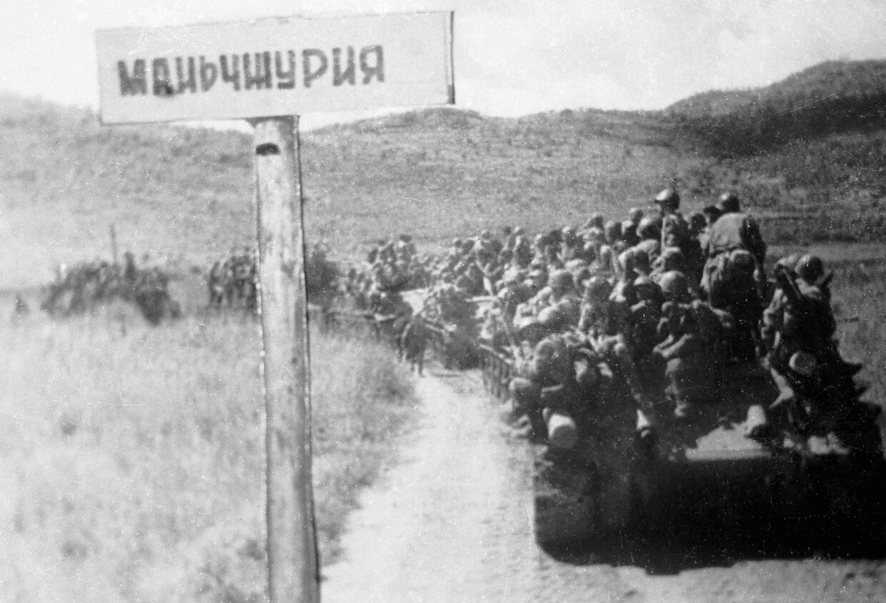 Колонна частей 1-го Дальневосточного фронта переходит границу Маньчжурии
