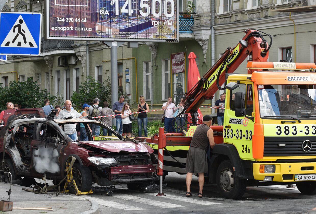 Взорванный автомобиль на перекрестке улиц Богдана Хмельницкого и Ивана Франко, в котором погиб журналист Павел Шеремет