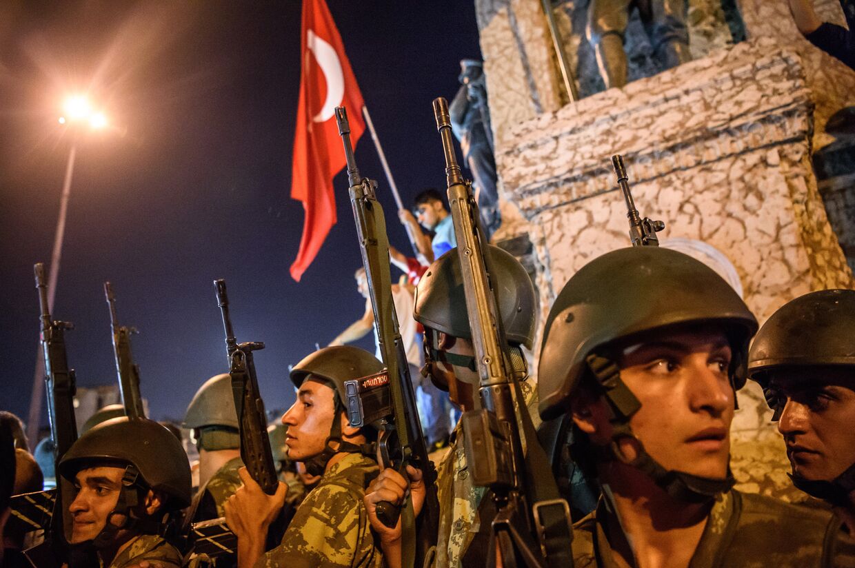 Турецкие военнослужащие во время протеста против военного переворота на площади Таксим в Стамбуле