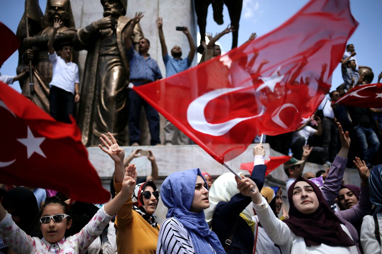 Cторонники президента Турции Тайипа Эрдогана во время демонстрации в Стамбуле